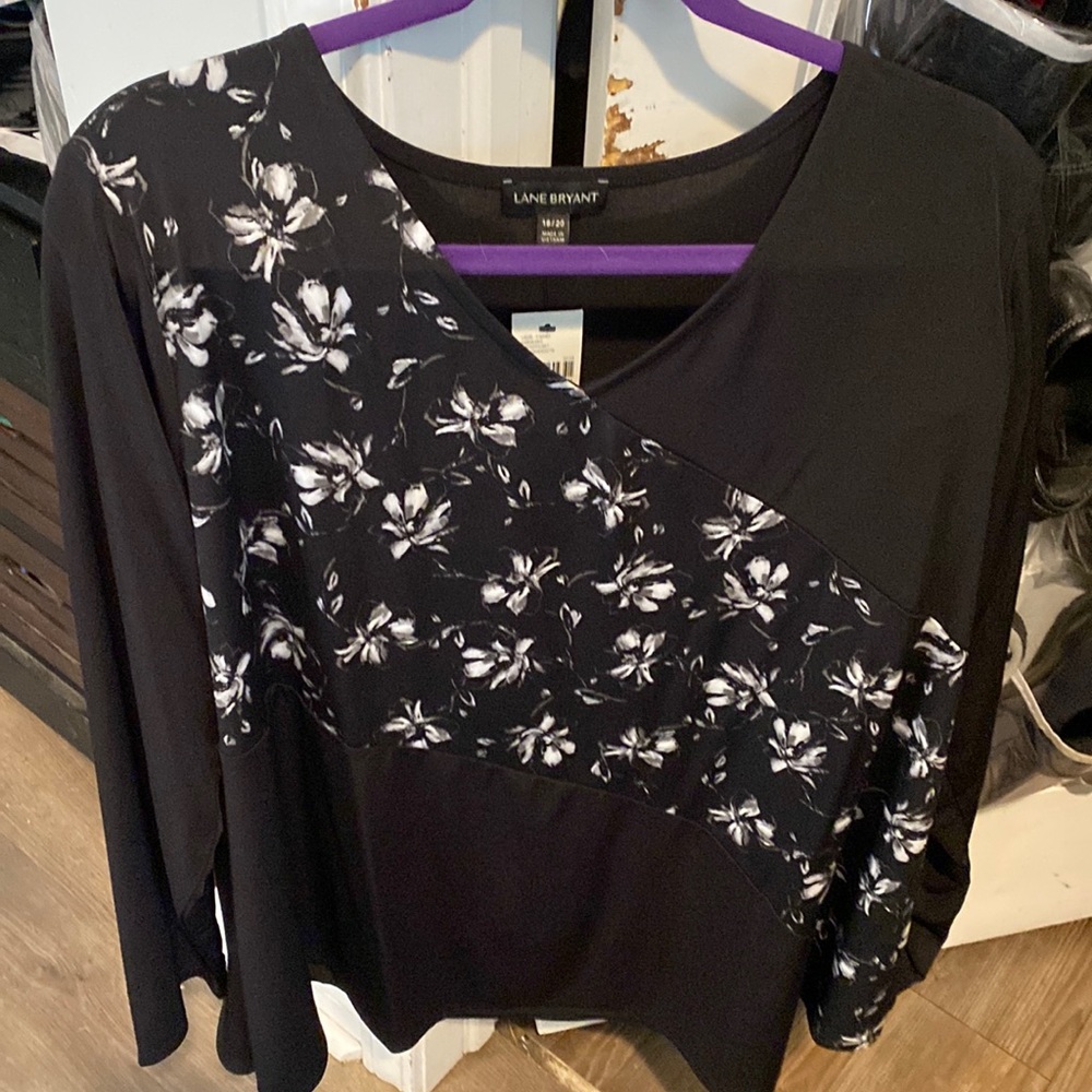 Lane Bryant v-neck tunic in black and white. Size 18/20